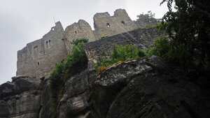 Burgruine im Nebel