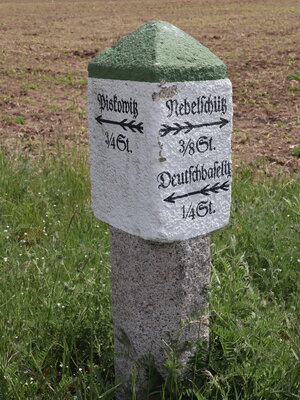 Ein historischer Wegweiser aus Granit