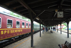 Bahnhof mit zwei Zügen